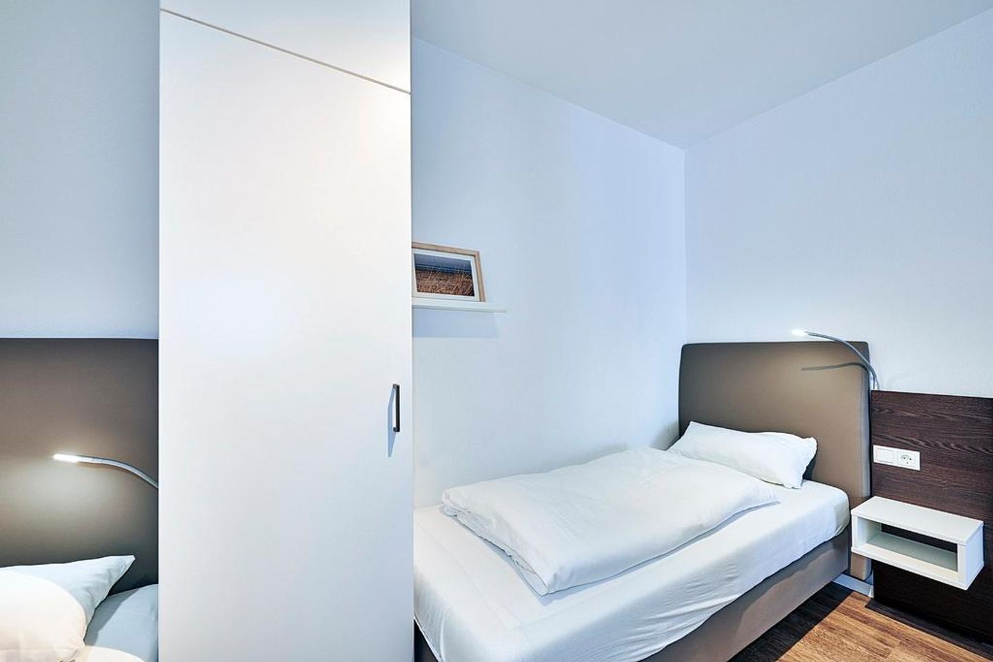 Deichhäuser Anna Küste Deichhäuser Anna Küste 4-11 Bensersiel - Schlafzimmer mit zwei Einzelbetten und Kleiderschrank