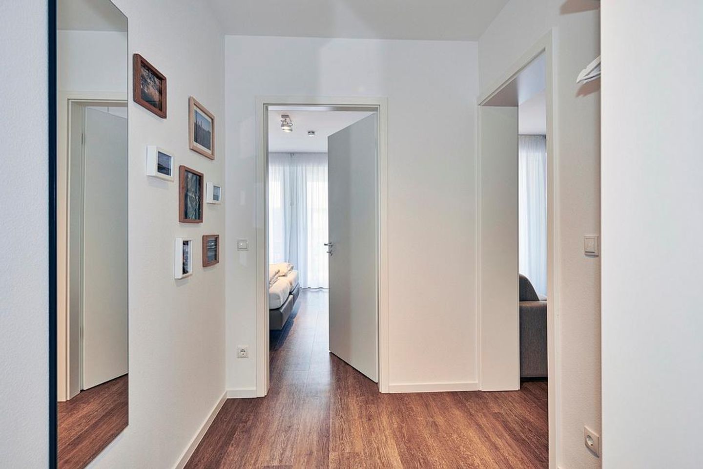 Deichhäuser Anna Küste Deichhäuser Anna Küste 4-11 Bensersiel - Flur mit Garderobe und Spiegel