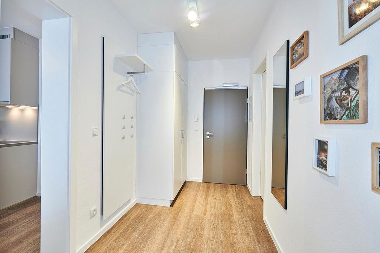 Deichhäuser Anna Küste Deichhäuser Anna Küste 4-11 Bensersiel - Flur mit Garderobe und Spiegel