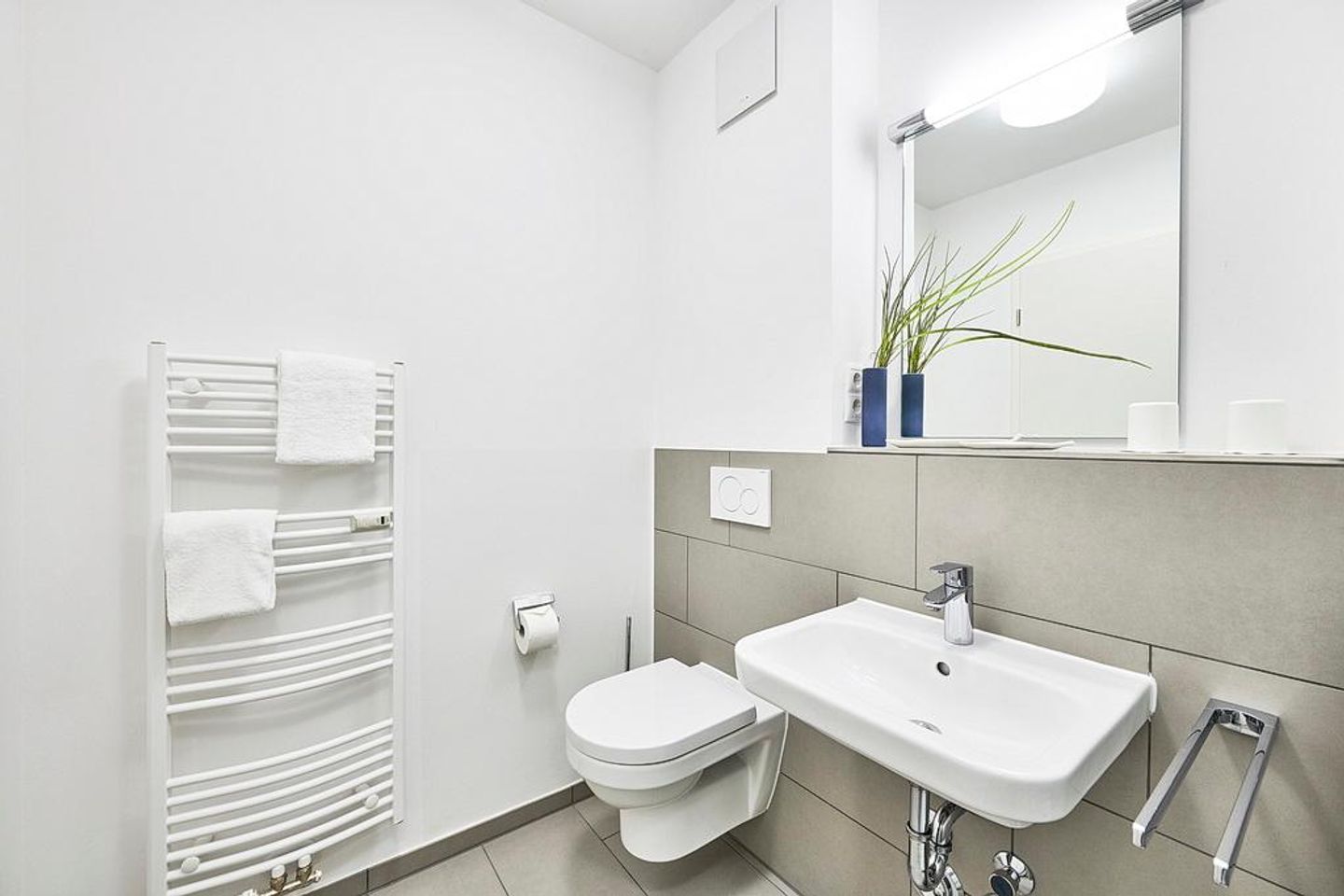 Deichhäuser Anna Küste Deichhäuser Anna Küste 4-11 Bensersiel - Badezimmer mit Dusche, Waschtisch, WC und Spiegel