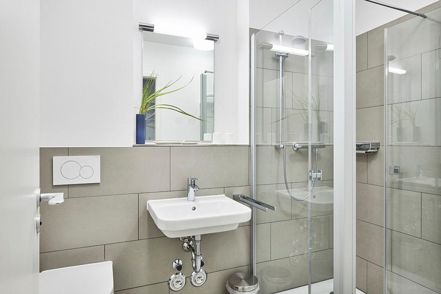 Deichhäuser Anna Küste Deichhäuser Anna Küste 4-11 Bensersiel - Badezimmer mit Dusche, Waschtisch, WC und Spiegel