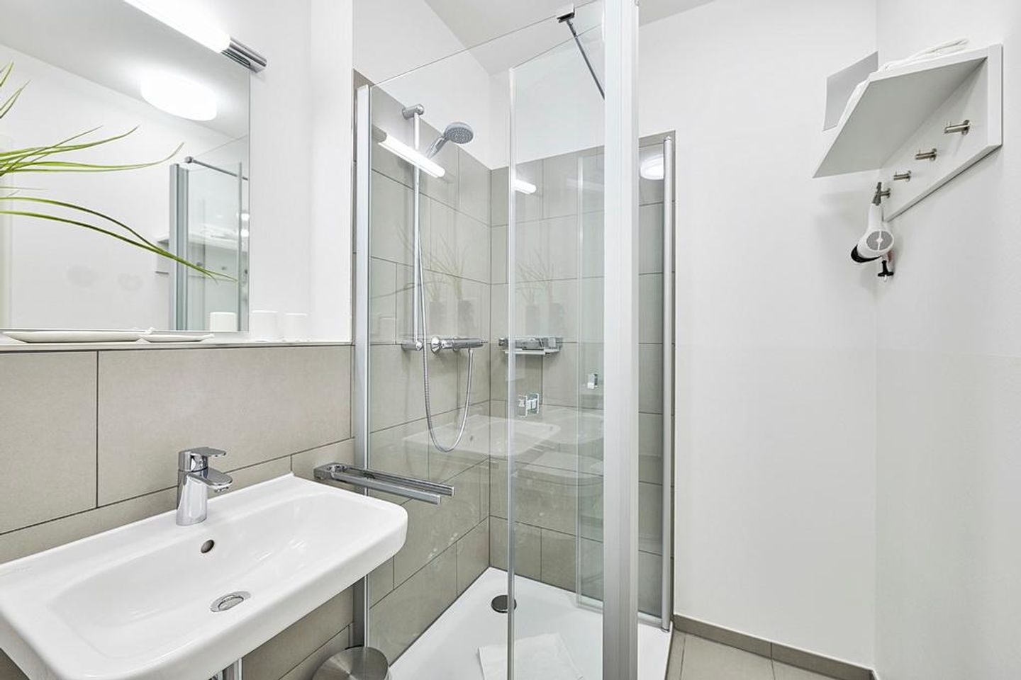 Deichhäuser Anna Küste Deichhäuser Anna Küste 4-11 Bensersiel - Badezimmer mit Dusche, Waschtisch, WC und Spiegel