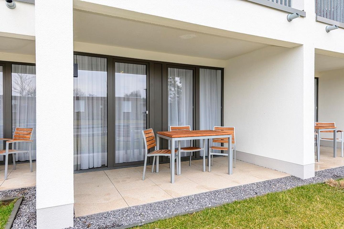 Deichhäuser Anna Küste Deichhäuser Anna Küste 4-11 Bensersiel - Überdachte Terrasse mit Sitzgelegenheit