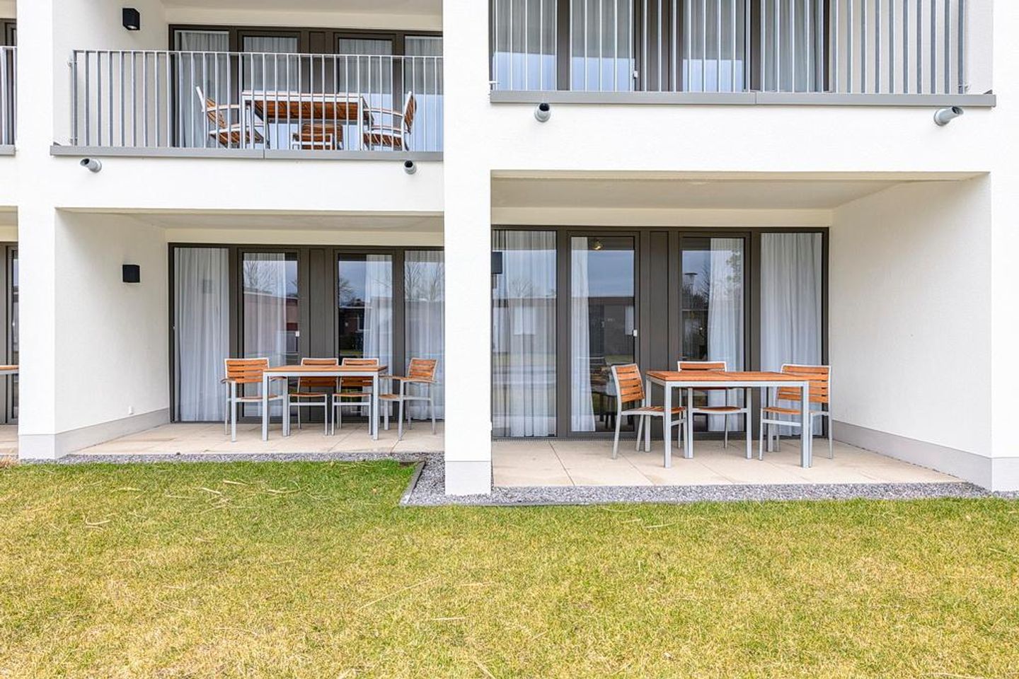 Deichhäuser Anna Küste Deichhäuser Anna Küste 4-11 Bensersiel - Überdachte Terrassen mit Sitzgelegenheit und Grünfläche