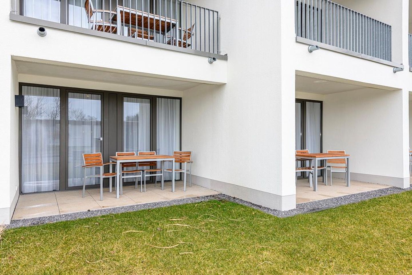 Deichhäuser Anna Küste Deichhäuser Anna Küste 4-11 Bensersiel - Überdachte Terrasse mit Sitzgelegenheit und Grünfläche