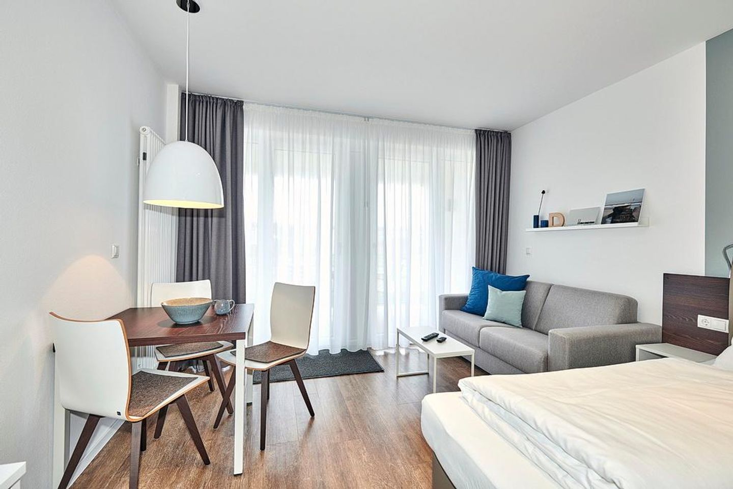 Deichhäuser Anna Küste Deichhäuser Anna Küste 4-12 Bensersiel - Wohn-Essbereich mit Couch, Esstisch und Sitzgelegenheit