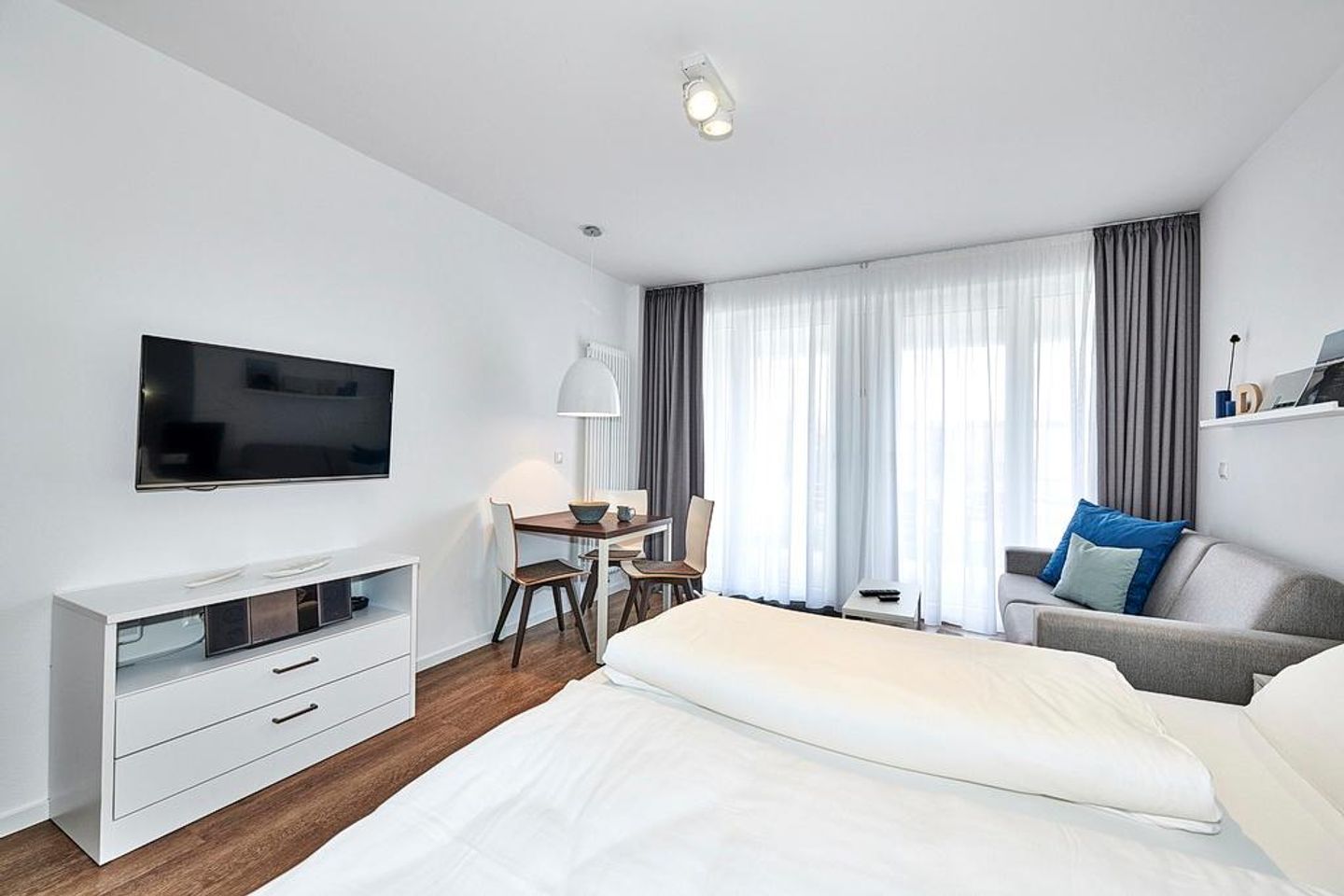 Deichhäuser Anna Küste Deichhäuser Anna Küste 4-12 Bensersiel - Schlafbereich mit Flatscreen-TV