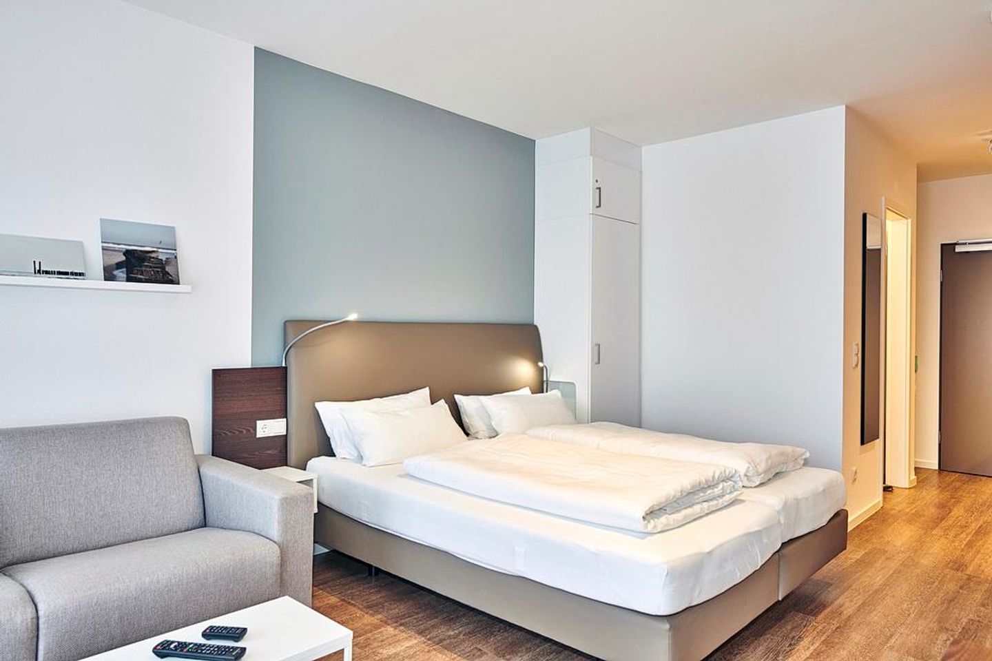 Deichhäuser Anna Küste Deichhäuser Anna Küste 4-12 Bensersiel - Schlafbereich mit Doppelbett und Kleiderschrank