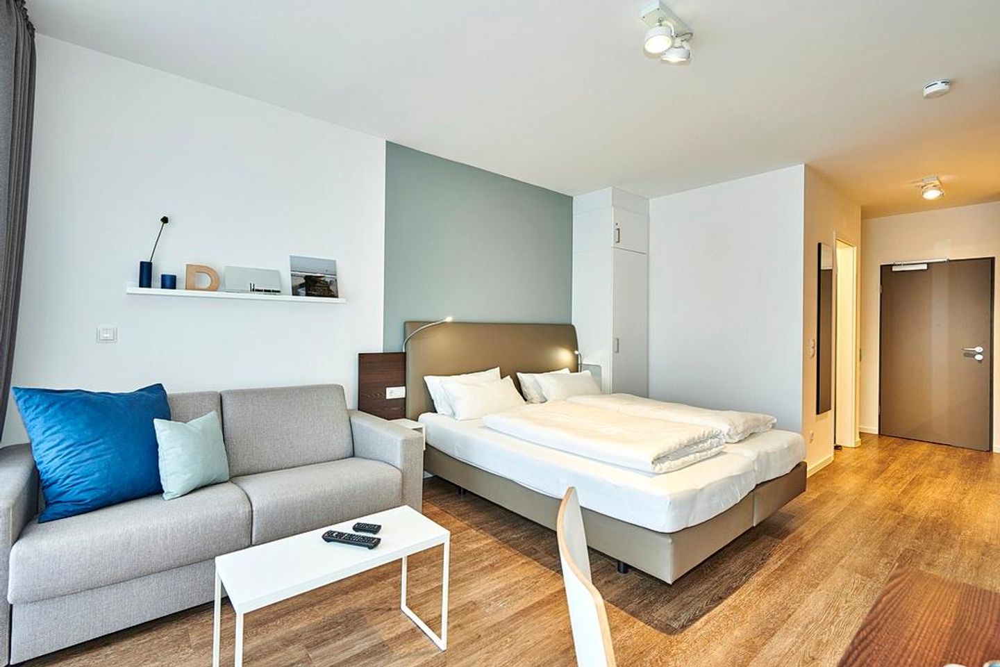 Deichhäuser Anna Küste Deichhäuser Anna Küste 4-12 Bensersiel - Wohn-Schlafbereich mit Couch und Doppelbett