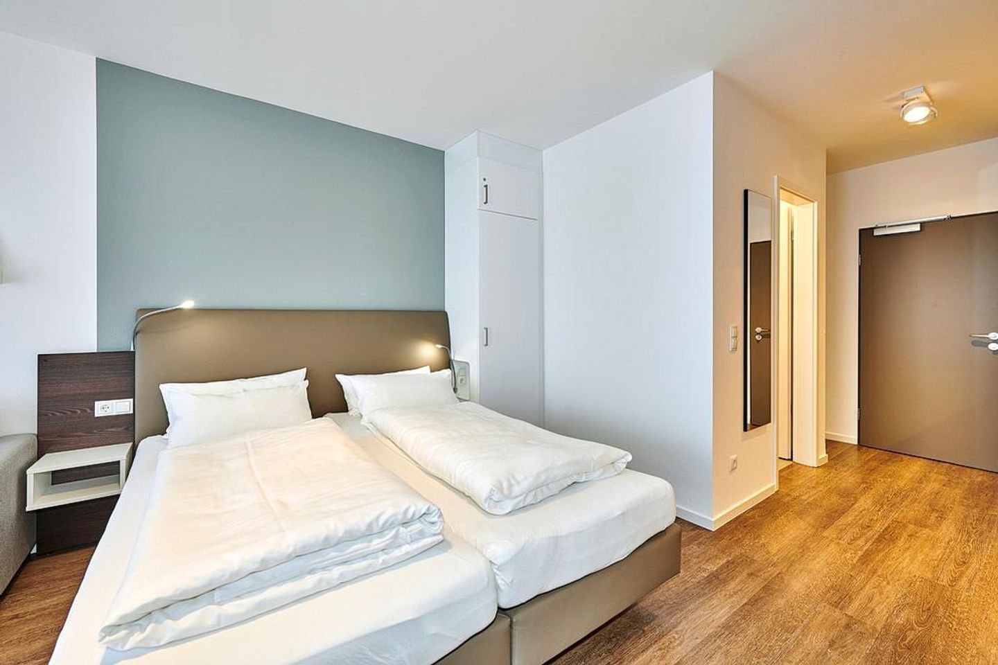 Deichhäuser Anna Küste Deichhäuser Anna Küste 4-12 Bensersiel - Schlafbereich mit Doppelbett und Kleiderschrank