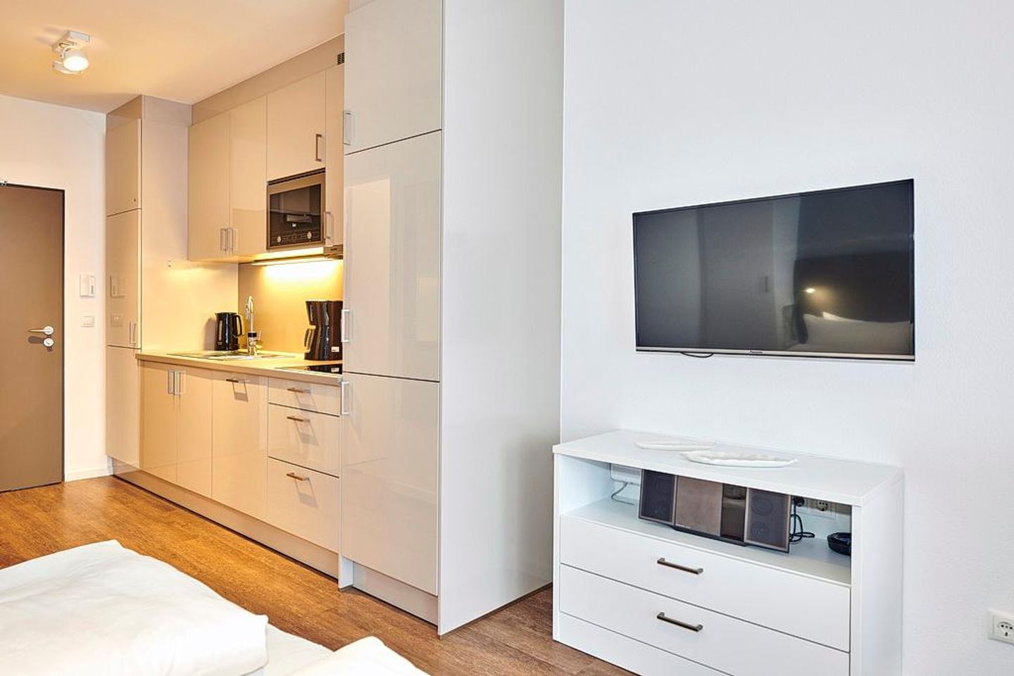 Deichhäuser Anna Küste Deichhäuser Anna Küste 4-12 Bensersiel - Flur-Küchenzeile mit Media-Säule