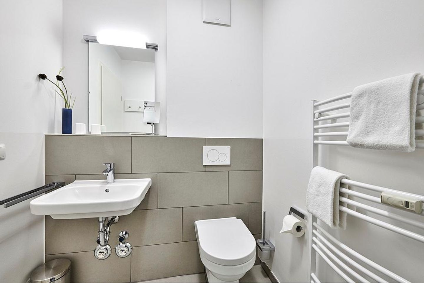 Deichhäuser Anna Küste Deichhäuser Anna Küste 4-12 Bensersiel - Badezimmer mit Dusche, WC, Waschtisch und Spiegel