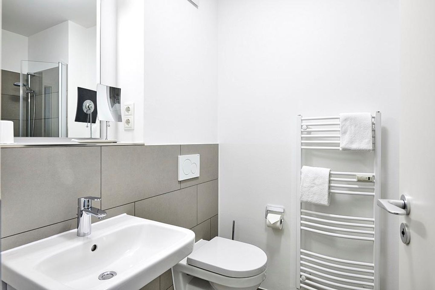 Deichhäuser Anna Küste Deichhäuser Anna Küste 4-12 Bensersiel - Badezimmer mit Dusche, Waschtisch und Spiegel