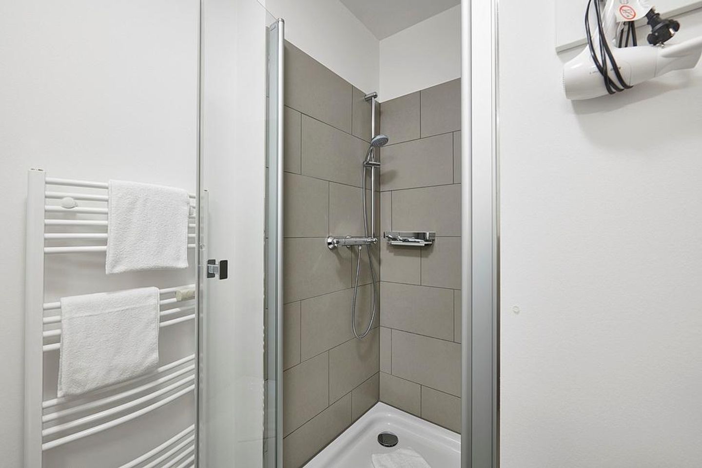 Deichhäuser Anna Küste Deichhäuser Anna Küste 4-12 Bensersiel - Badezimmer mit Dusche