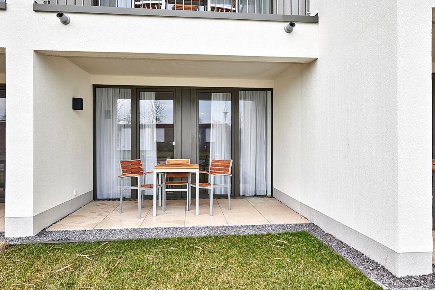 Deichhäuser Anna Küste Deichhäuser Anna Küste 4-12 Bensersiel - Überdachte Terrasse mit Sitzgelegenheit