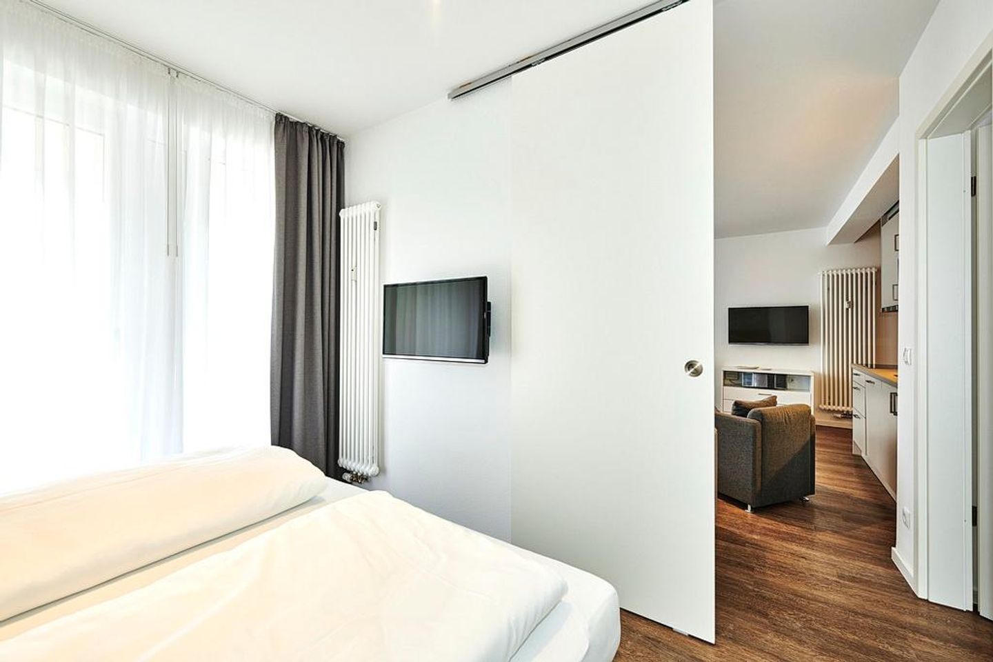 Deichhäuser Anna Küste Deichhäuser Anna Küste 4-13 Bensersiel - Schlafzimmer mit Doppelbett, Kleiderschrank und Flatscreen TV