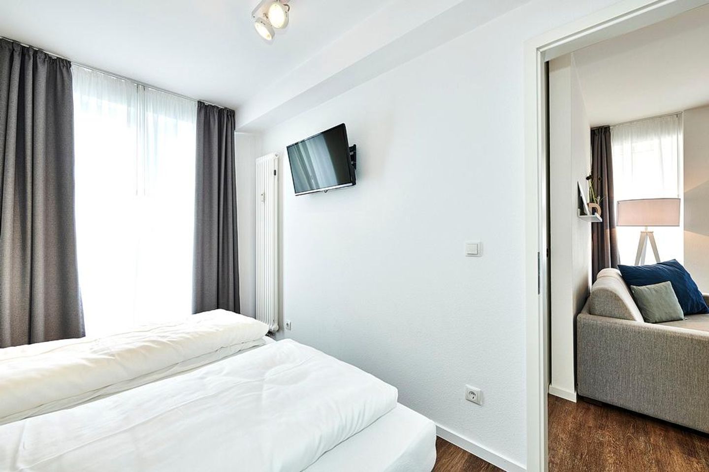 Deichhäuser Anna Küste Deichhäuser Anna Küste 4-13 Bensersiel - Schlafzimmer mit Doppelbett, Kleiderschrank und Flatscreen TV