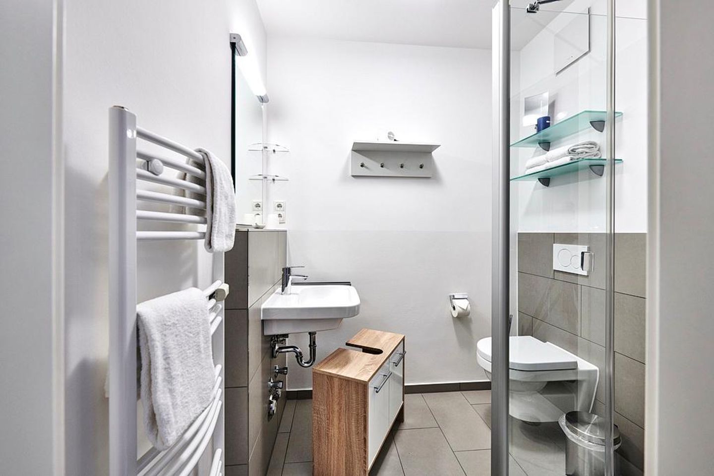 Deichhäuser Anna Küste Deichhäuser Anna Küste 4-13 Bensersiel - Badezimmer mit Dusche, Waschtisch, WC und Spiegel