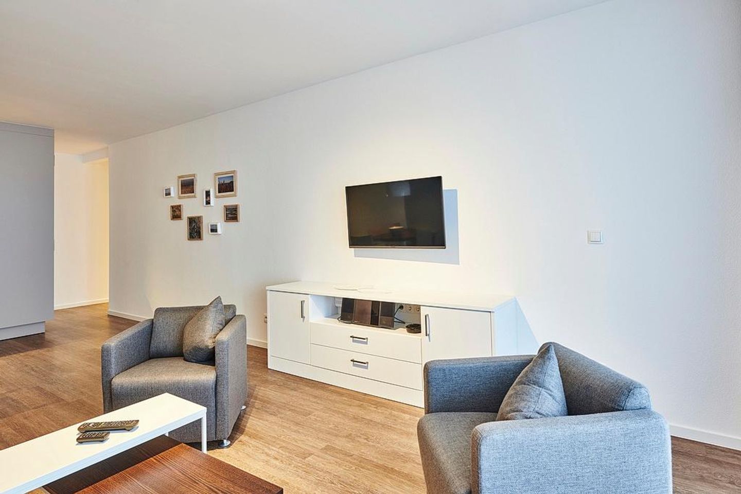 Deichhäuser Anna Küste Deichhäuser Anna Küste 4-20 Bensersiel - Wohnbereich mit Flatscreen-TV