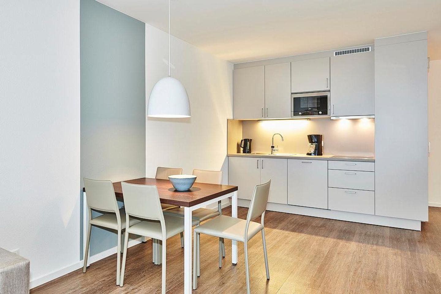 Deichhäuser Anna Küste Deichhäuser Anna Küste 4-20 Bensersiel - Wohn-Essbereich mit Sitzgelegenheit und Küchenzeile