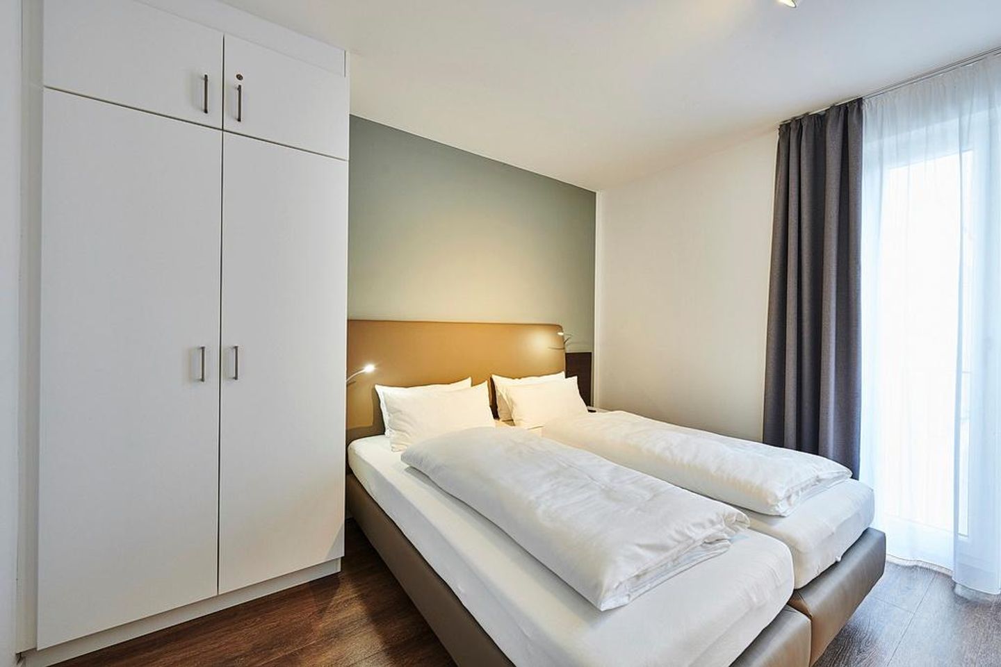 Deichhäuser Anna Küste Deichhäuser Anna Küste 4-20 Bensersiel - Schlafzimmer mit Doppelbett, Kleiderschrank und Flatscreen TV