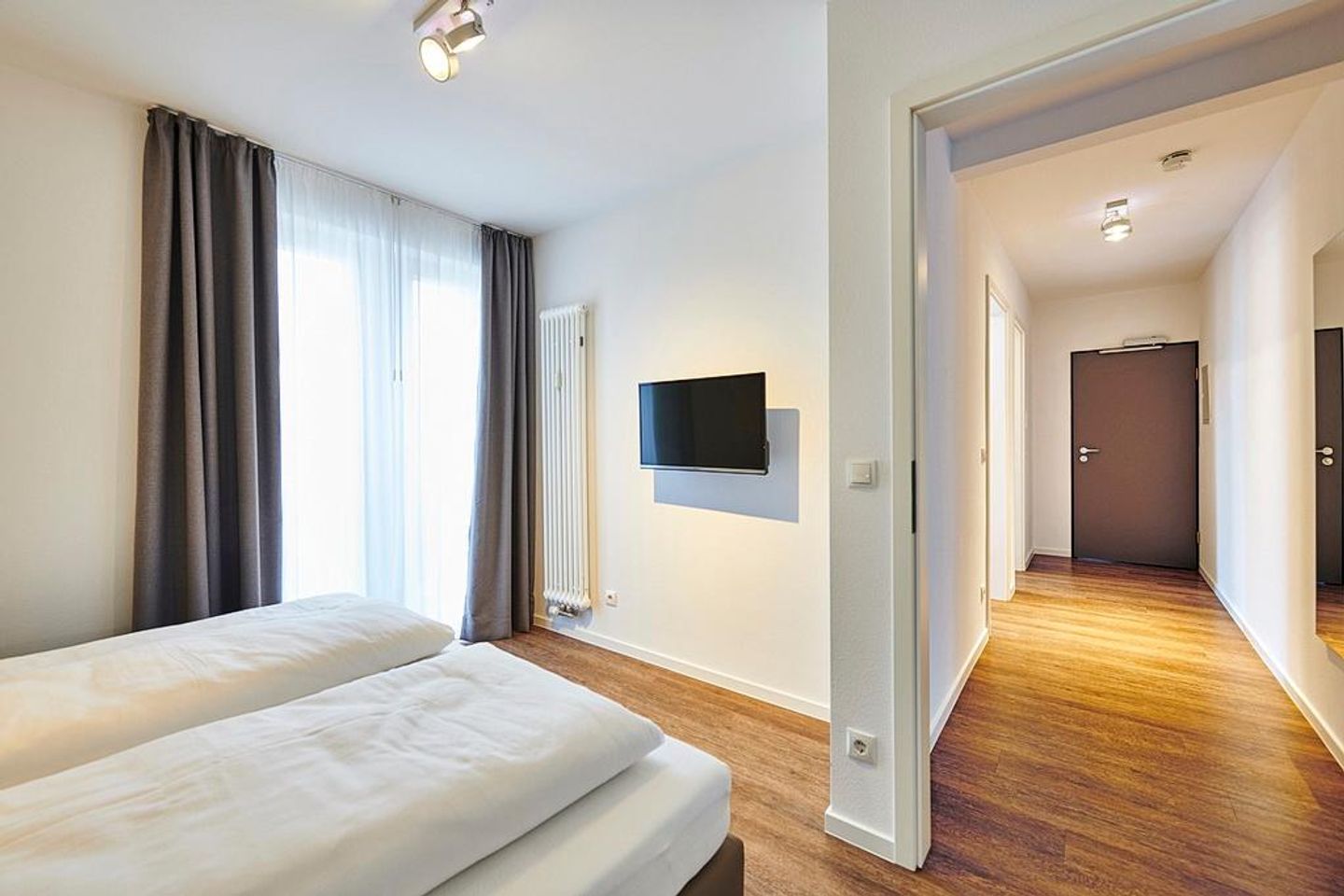 Deichhäuser Anna Küste Deichhäuser Anna Küste 4-20 Bensersiel - Schlafzimmer mit Doppelbett und Flatscreen TV