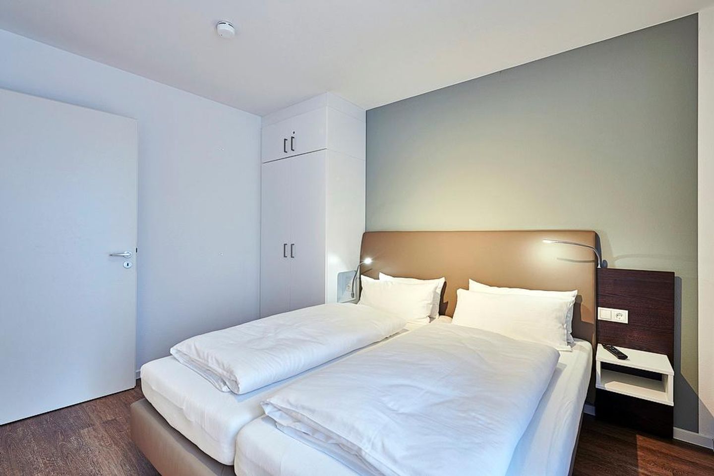 Deichhäuser Anna Küste Deichhäuser Anna Küste 4-20 Bensersiel - Schlafzimmer mit Doppelbett und Kleiderschrank