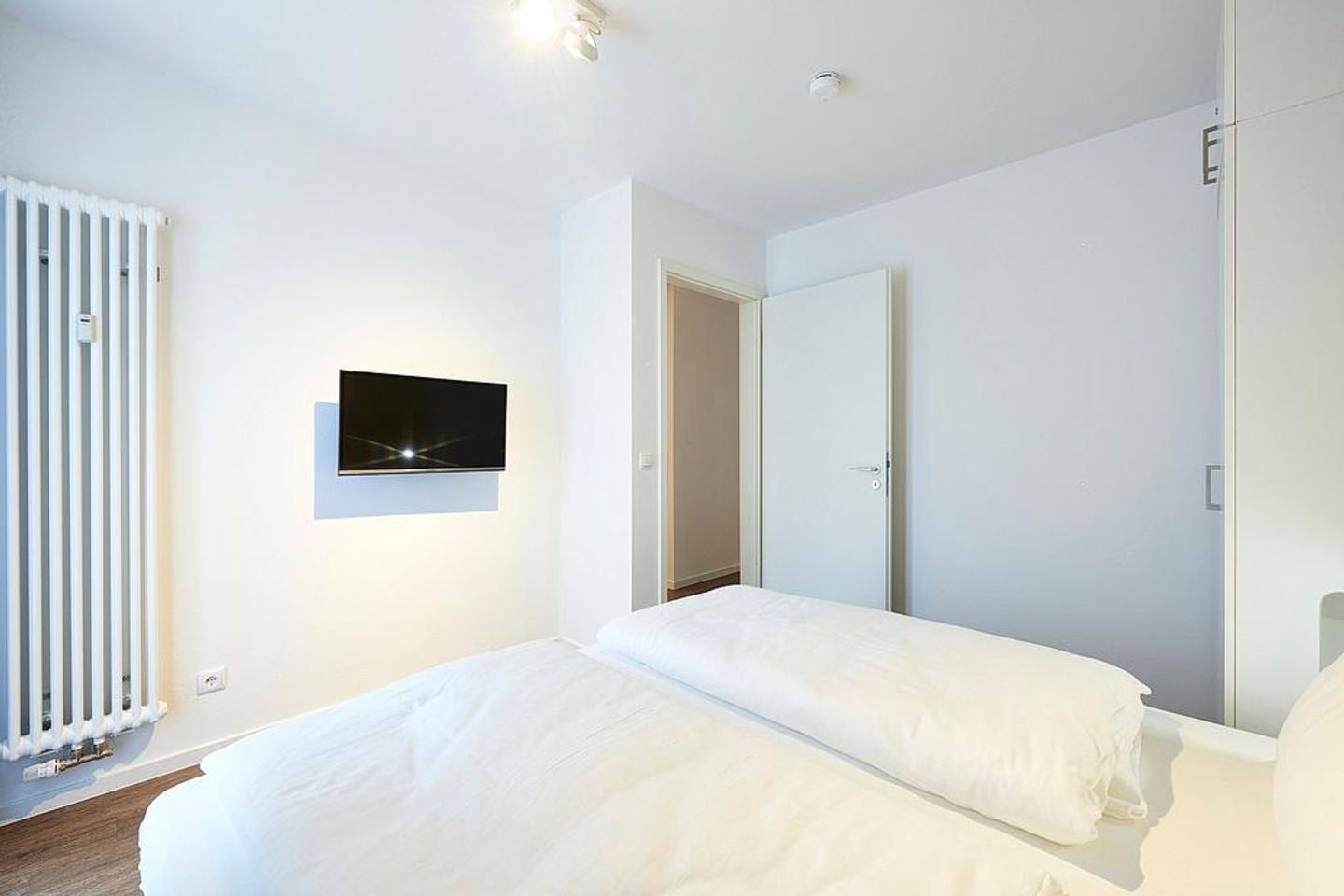 Deichhäuser Anna Küste Deichhäuser Anna Küste 4-20 Bensersiel - Schlafzimmer mit Doppelbett und Flatscreen TV