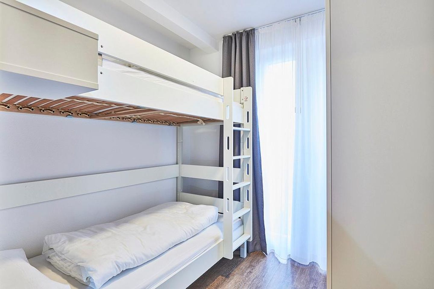 Deichhäuser Anna Küste Deichhäuser Anna Küste 4-20 Bensersiel - Schlafzimmer mit Etagenbett und Kleiderschrank