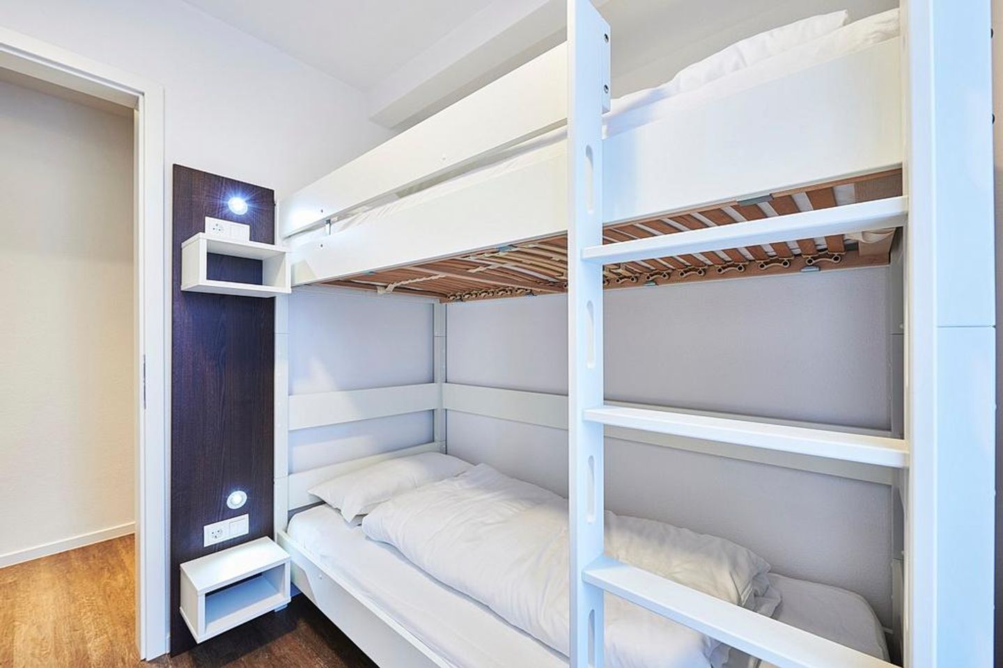 Deichhäuser Anna Küste Deichhäuser Anna Küste 4-20 Bensersiel - Schlafzimmer mit Etagenbett und Kleiderschrank