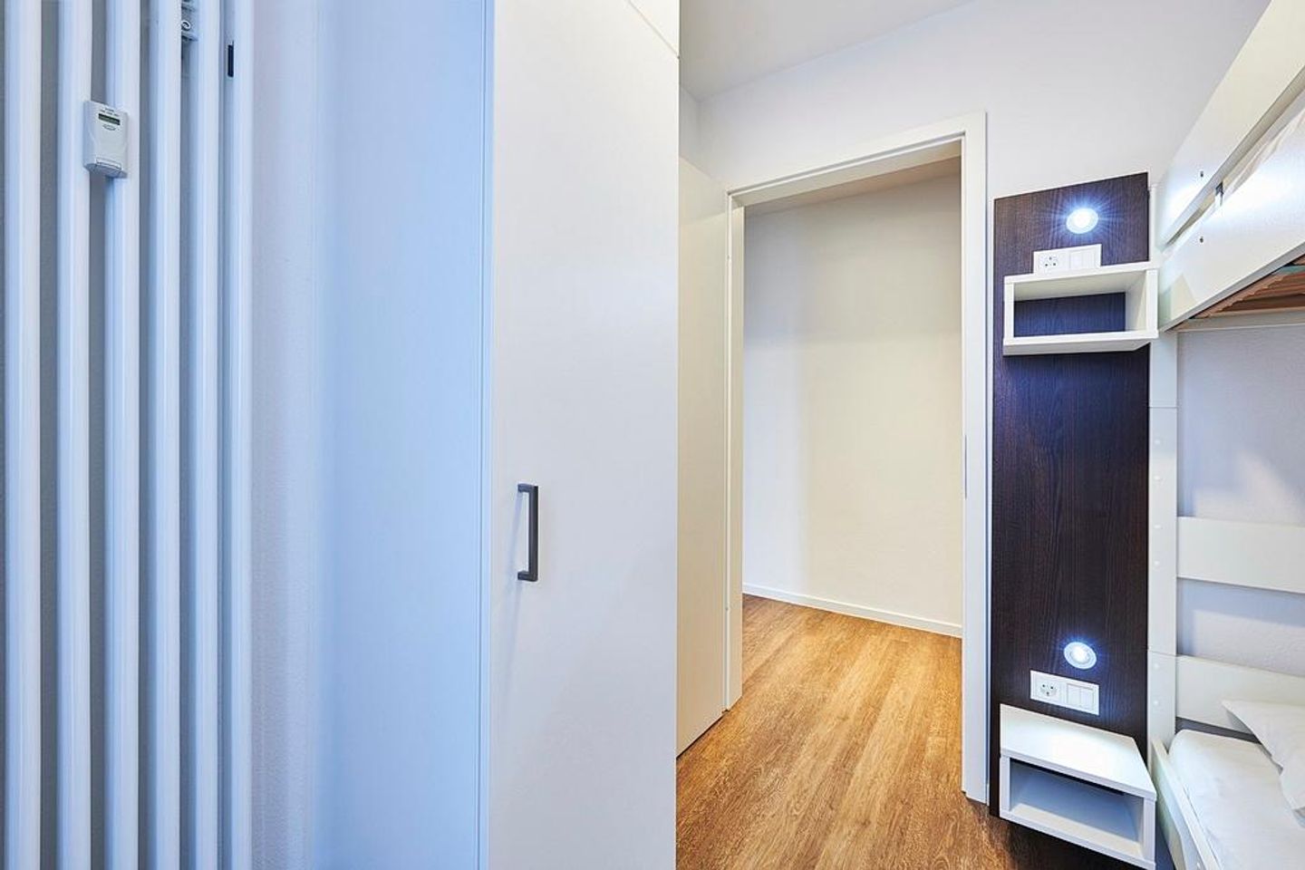 Deichhäuser Anna Küste Deichhäuser Anna Küste 4-20 Bensersiel - Schlafzimmer mit Einzelbett und Kleiderschrank