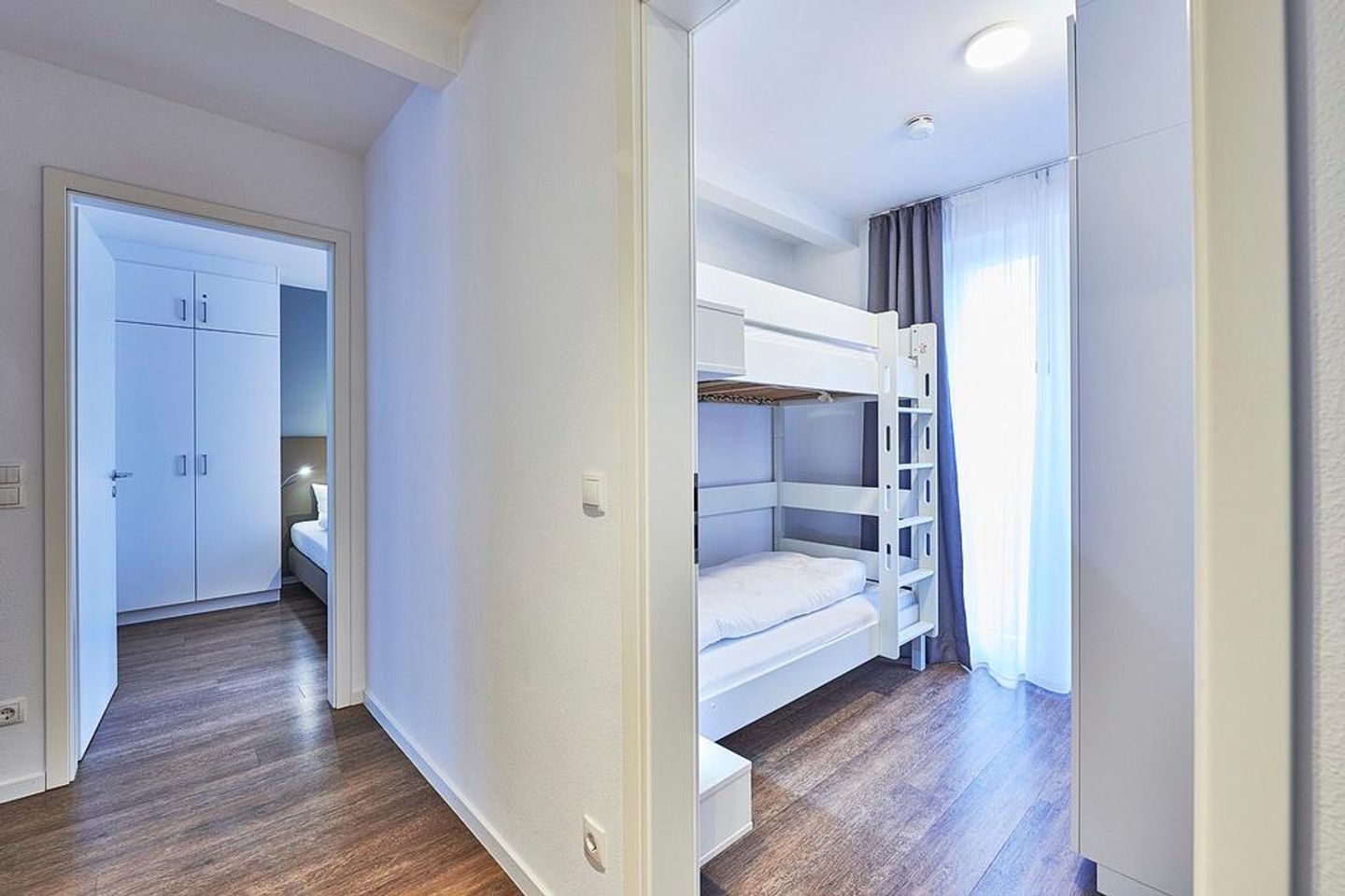 Deichhäuser Anna Küste Deichhäuser Anna Küste 4-20 Bensersiel - Flur mit Garderobe und Blick zum Schlafzimmer