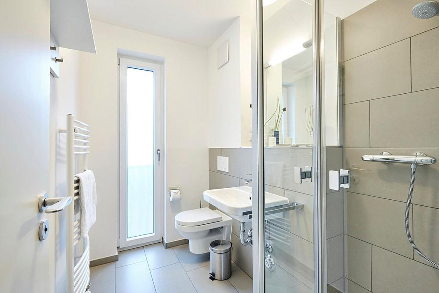 Deichhäuser Anna Küste Deichhäuser Anna Küste 4-20 Bensersiel - Badezimmer mit Dusche, Waschtisch, WC und Spiegel