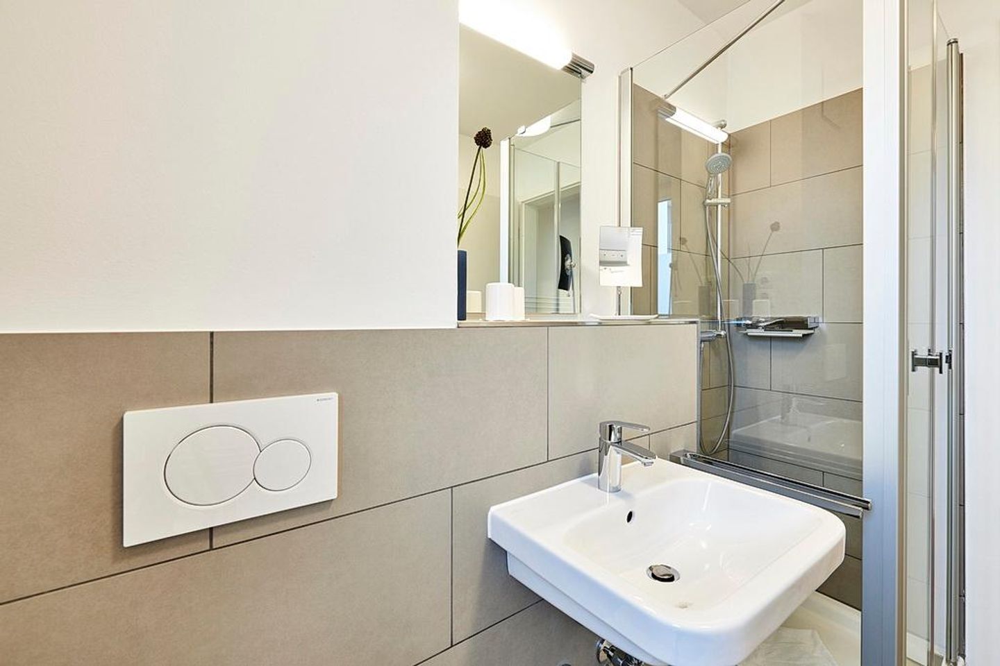 Deichhäuser Anna Küste Deichhäuser Anna Küste 4-20 Bensersiel - Badezimmer mit Dusche, Waschtisch, WC und Spiegel