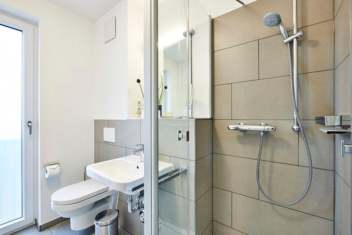 Deichhäuser Anna Küste Deichhäuser Anna Küste 4-20 Bensersiel - Badezimmer mit Dusche, Waschtisch, WC und Spiegel