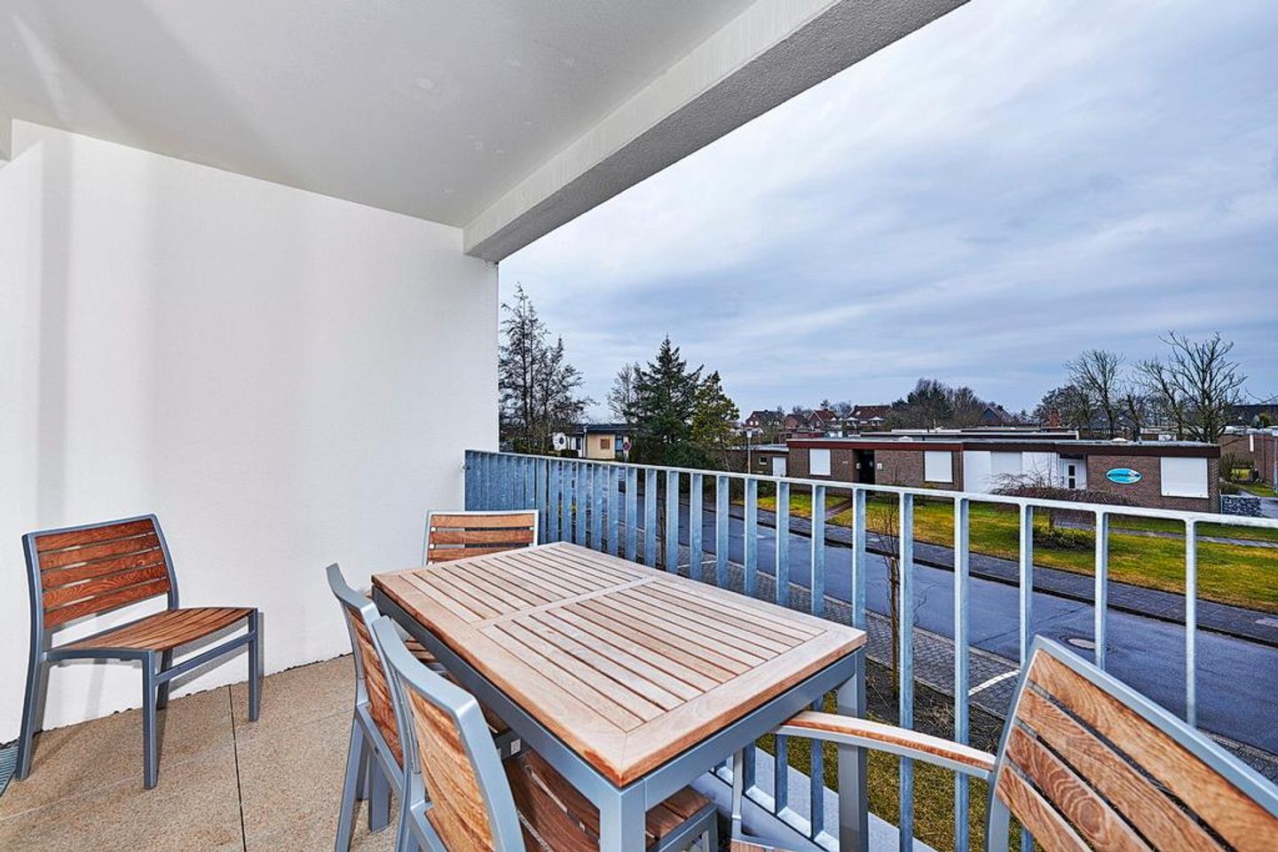 Deichhäuser Anna Küste Deichhäuser Anna Küste 4-20 Bensersiel - Überdachter Balkon mit Sitzgelegenheit