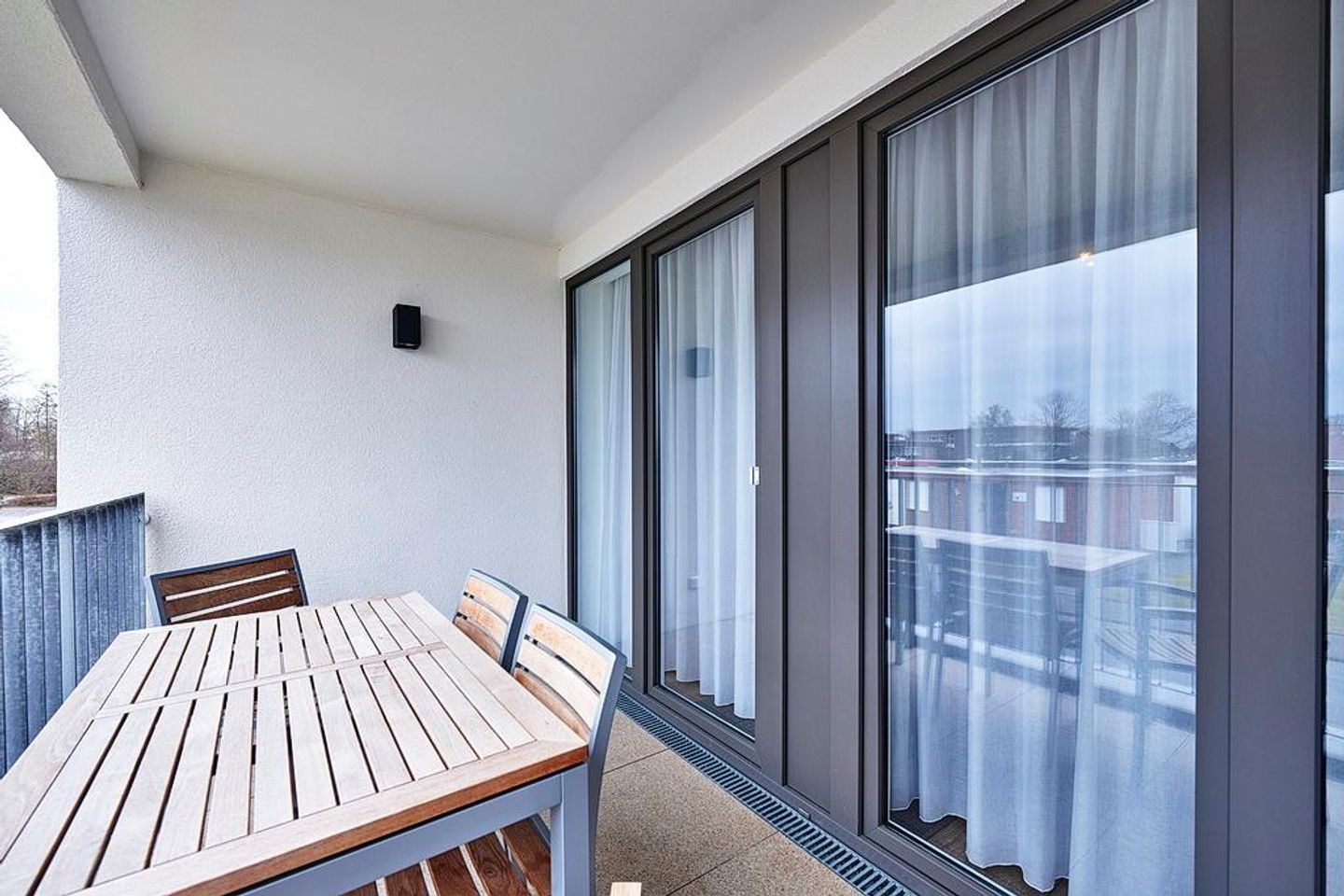 Deichhäuser Anna Küste Deichhäuser Anna Küste 4-20 Bensersiel - Überdachter Balkon mit Sitzgelegenheit