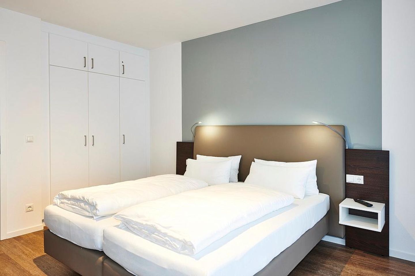 Deichhäuser Anna Küste Deichhäuser Anna Küste 4-21 Bensersiel - Schlafzimmer mit Doppelbett und Kleiderschrank