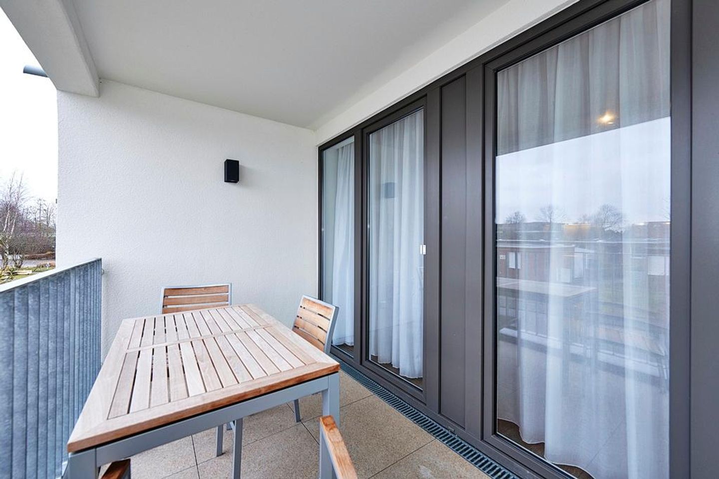 Deichhäuser Anna Küste Deichhäuser Anna Küste 4-21 Bensersiel - Überdachte Terrasse mit Sitzgelegenheit