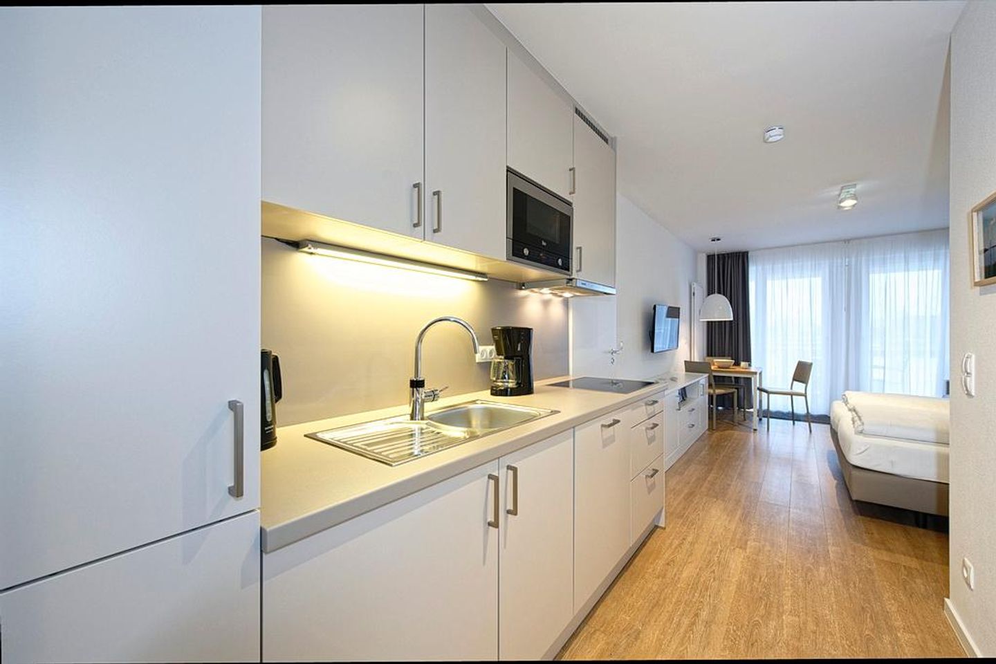 Deichhäuser Anna Küste Deichhäuser Anna Küste 4-22 Bensersiel - Wohn-Essbereich mit Küchenzeile