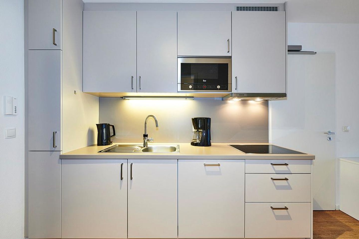 Deichhäuser Anna Küste Deichhäuser Anna Küste 4-22 Bensersiel - Wohn-Essbereich mit Küchenzeile