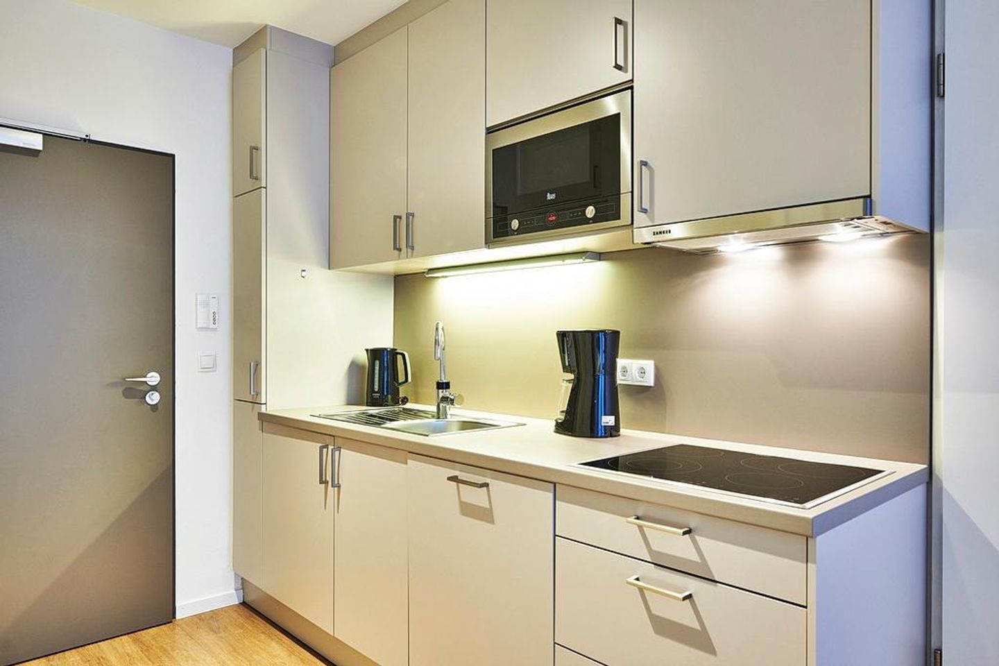 Deichhäuser Anna Küste Deichhäuser Anna Küste 4-22 Bensersiel - Wohn-Essbereich mit Küchenzeile