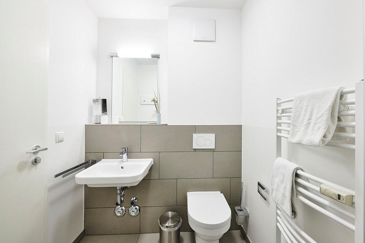 Deichhäuser Anna Küste Deichhäuser Anna Küste 4-22 Bensersiel - Badezimmer mit Dusche, Waschtisch, WC und Spiegel