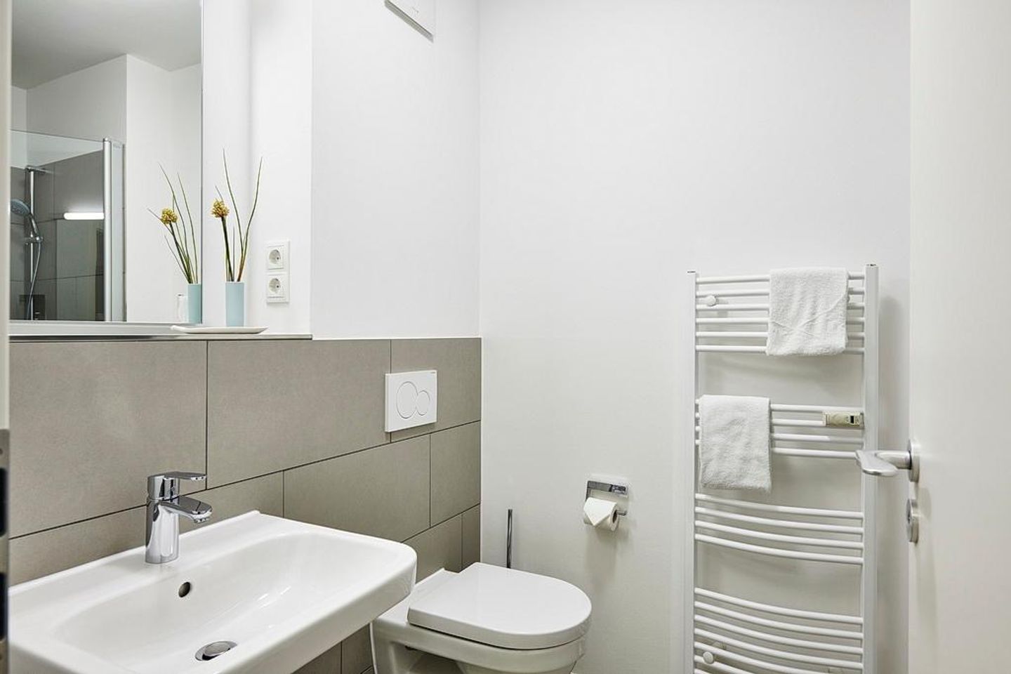 Deichhäuser Anna Küste Deichhäuser Anna Küste 4-22 Bensersiel - Badezimmer mit Dusche, Waschtisch, WC und Spiegel