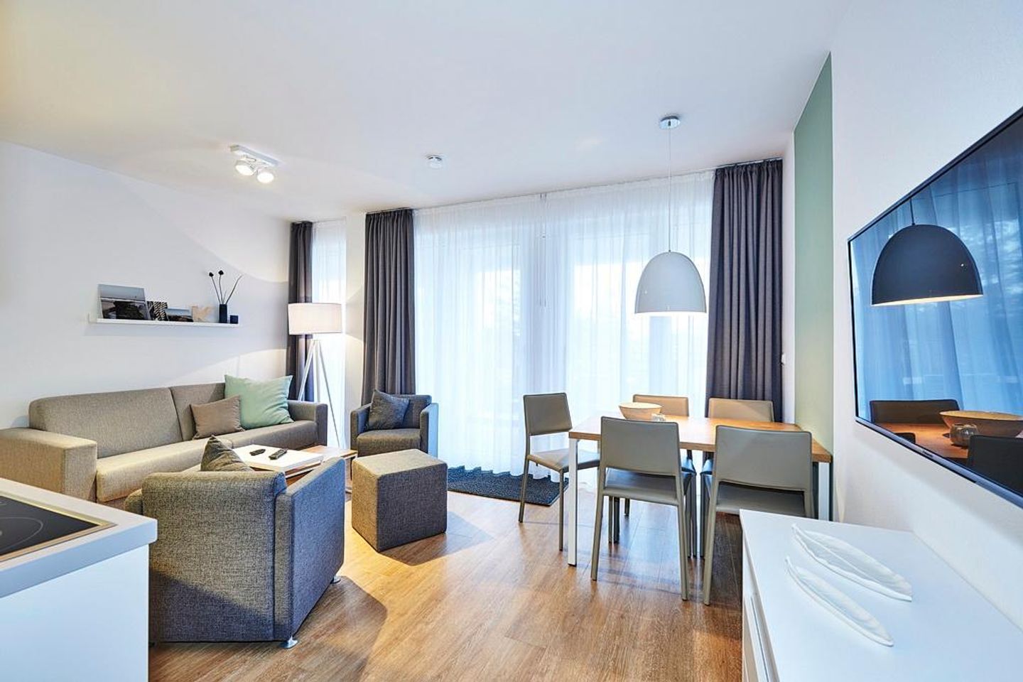 Deichhäuser Anna Küste Deichhäuser Anna Küste 4-23 Bensersiel - Wohn-Essbereich mit Couch, Esstisch und Sitzgelegenheit