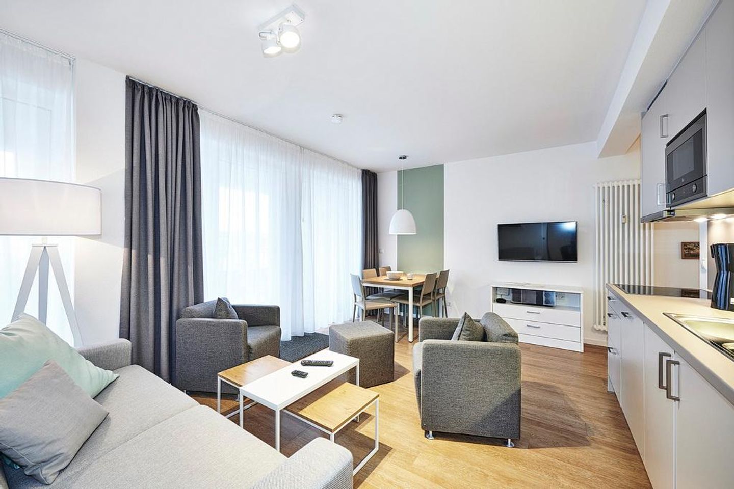 Deichhäuser Anna Küste Deichhäuser Anna Küste 4-23 Bensersiel - Wohn-Essbereich mit Couch und Küchenzeile