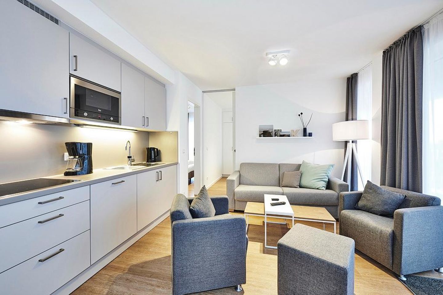 Deichhäuser Anna Küste Deichhäuser Anna Küste 4-23 Bensersiel - Wohn-Kochbereich mit Küchenzeile, Sofa und Sessel