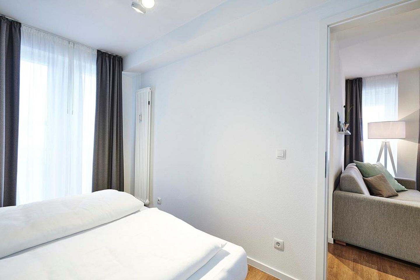 Deichhäuser Anna Küste Deichhäuser Anna Küste 4-23 Bensersiel - Schlafzimmer mit Doppelbett und Zugang zum Balkon