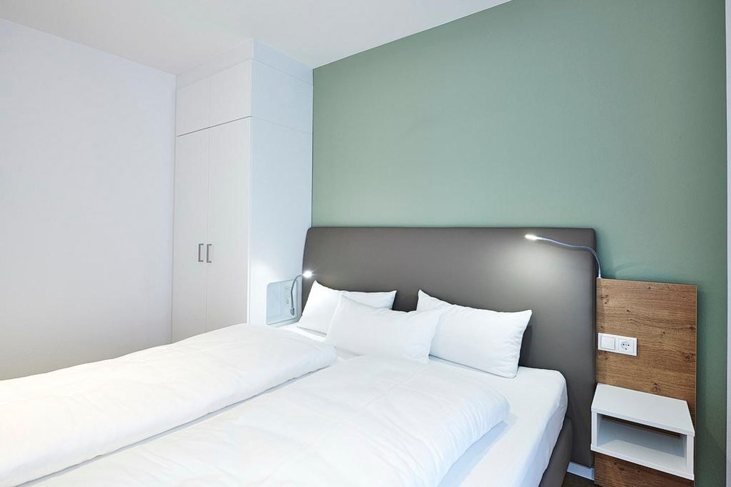 Deichhäuser Anna Küste Deichhäuser Anna Küste 4-23 Bensersiel - Schlafzimmer mit Doppelbett und Kleiderschrank