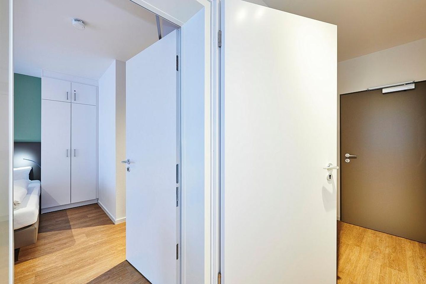 Deichhäuser Anna Küste Deichhäuser Anna Küste 4-23 Bensersiel - Flur mit Blick ins Schlafzimmer